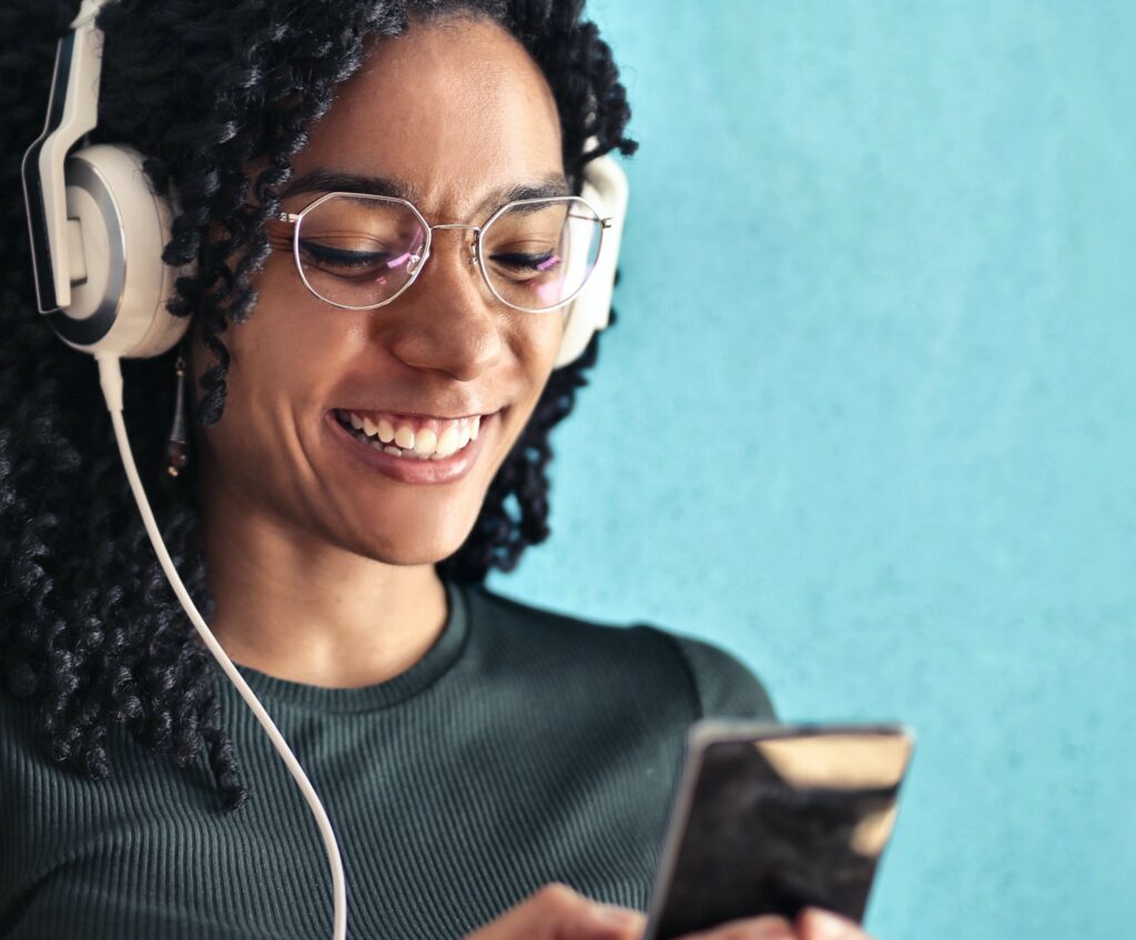 Chica escuchando musica